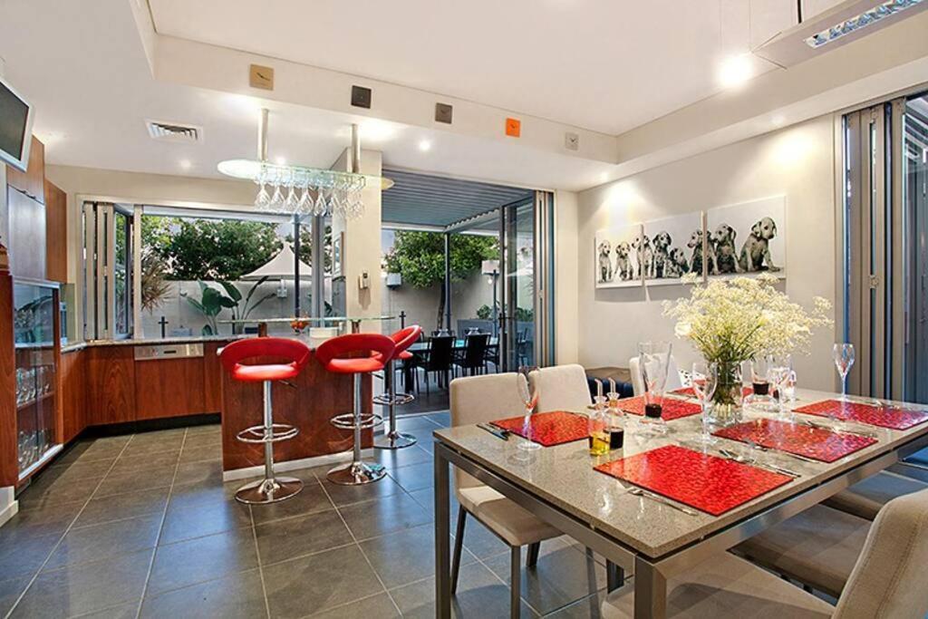 Lambert House, Luxury, Sleeps 15 Brisbane