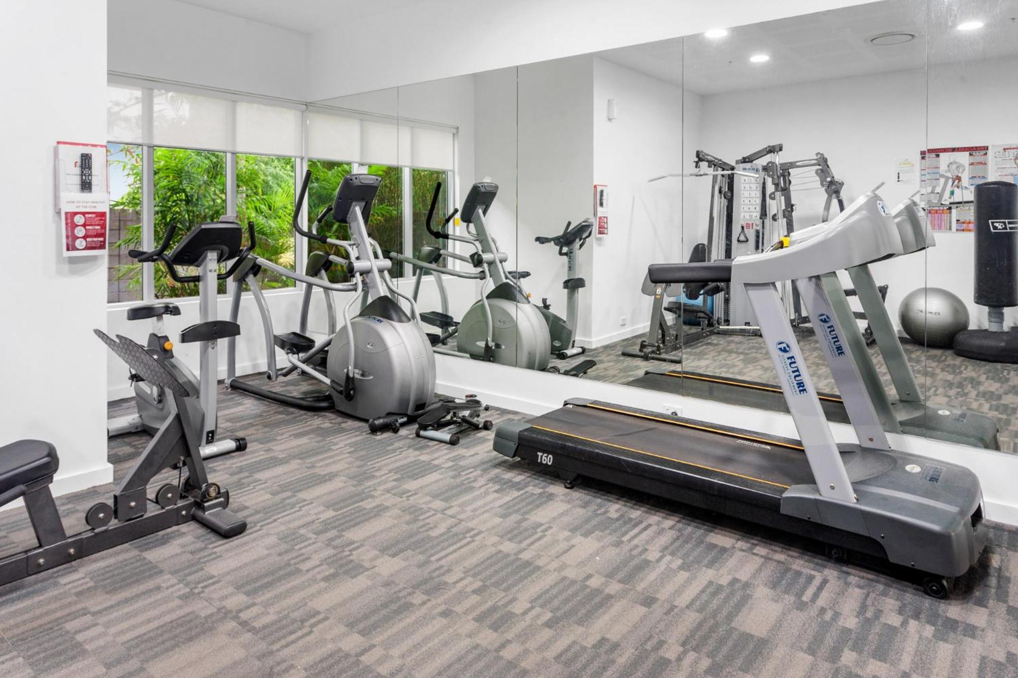 Beautiful Unit With Gym And Pool Near Museums Brisbane