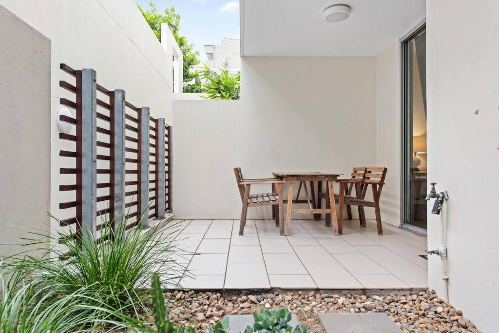 Apartment Hustle And Bustle 2bed 1bath 1car Pool Teneriffe Brisbane