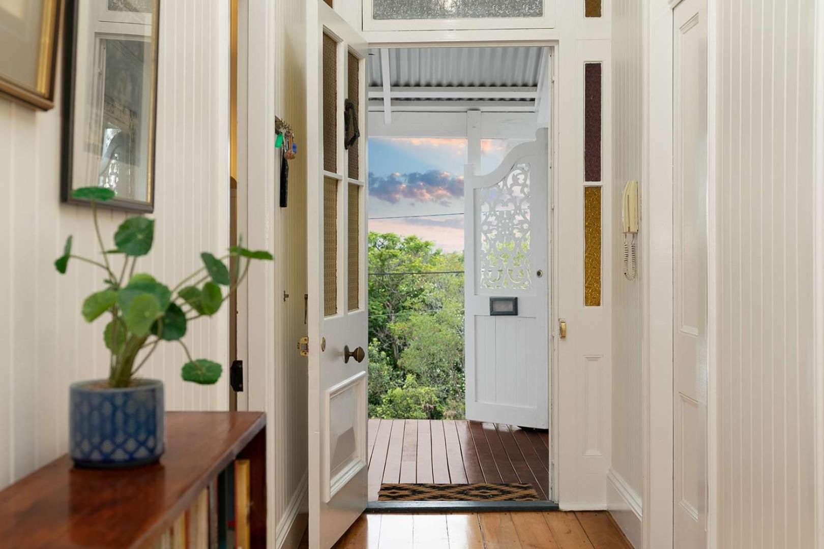 The Indooroopilly Queenslander - 4 Bedroom Family - Private Pool - Wifi - Netflix Holiday home