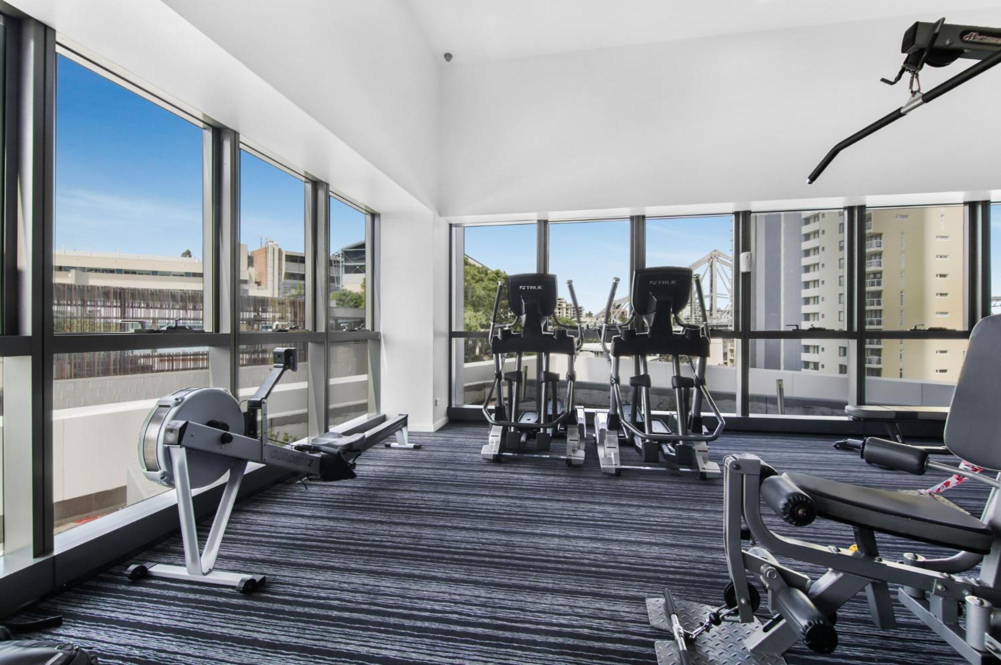 Cosy 1-bed With 41st Floor Views Pool & Gym *