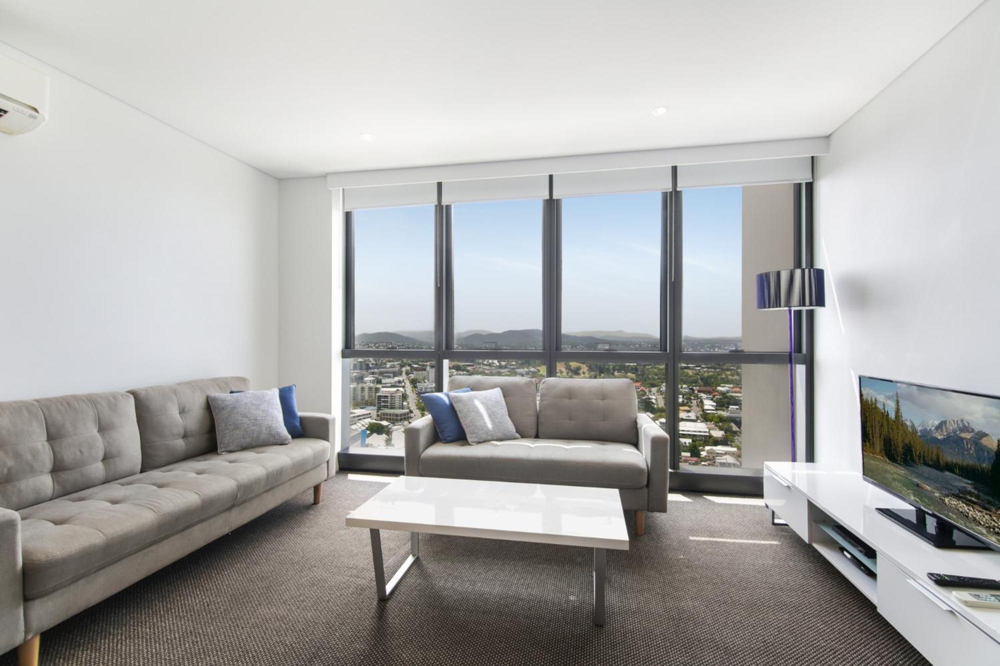 Cosy 1-bed With 41st Floor Views Pool & Gym Apartment
