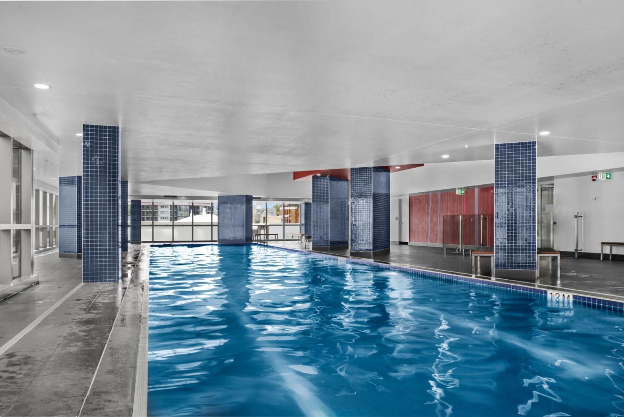 Cosy 1-bed With 41st Floor Views Pool & Gym Apartment *