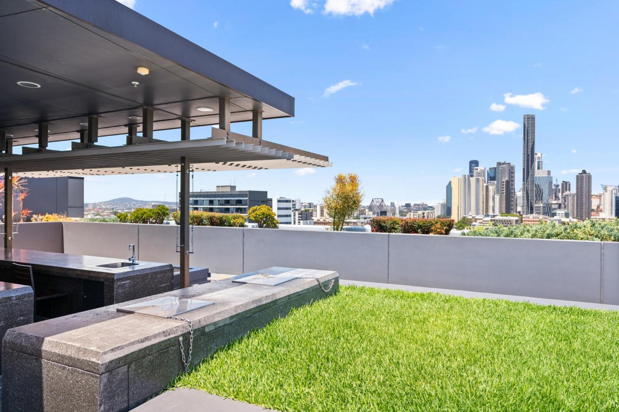Elegant 2-bed With Rooftop Dining & Fabulous Views *