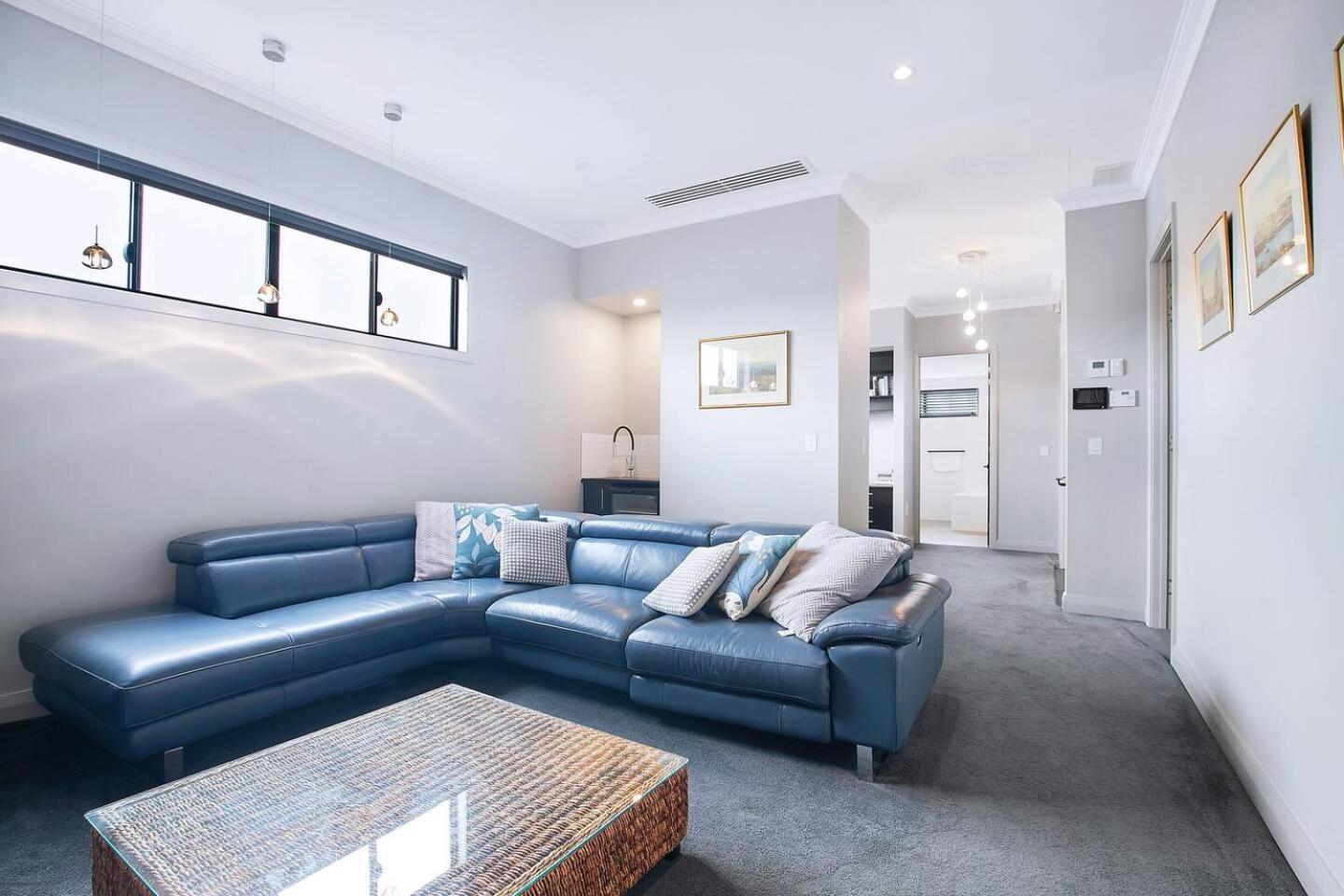 The Stuart Tri Level Luxury With Poolside Dining * Brisbane