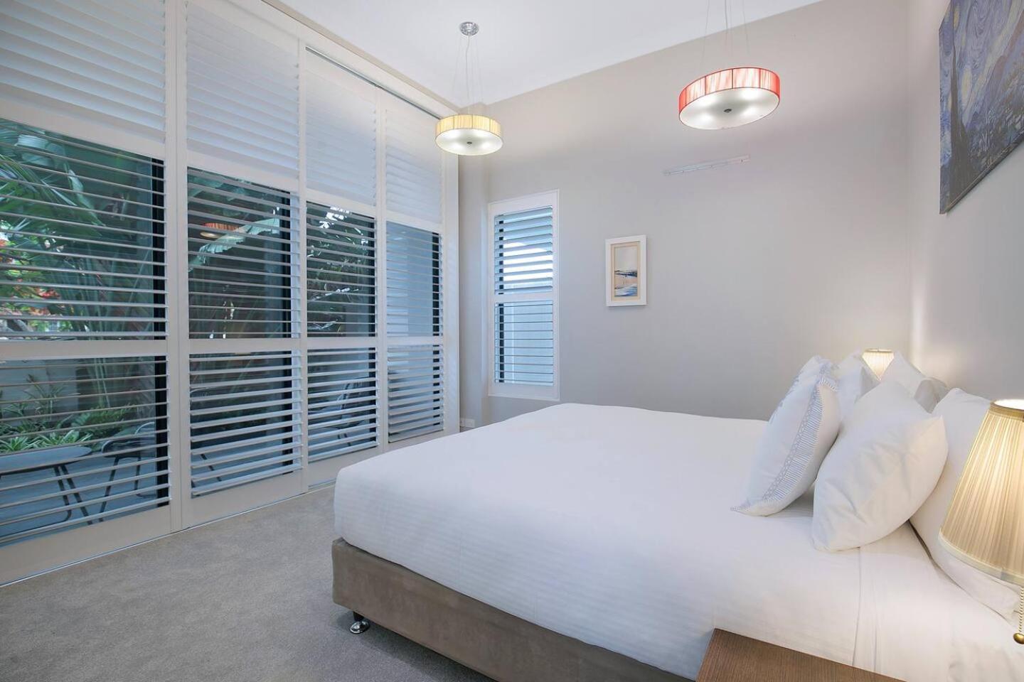 The Stuart Tri Level Luxury With Poolside Dining Apartment *