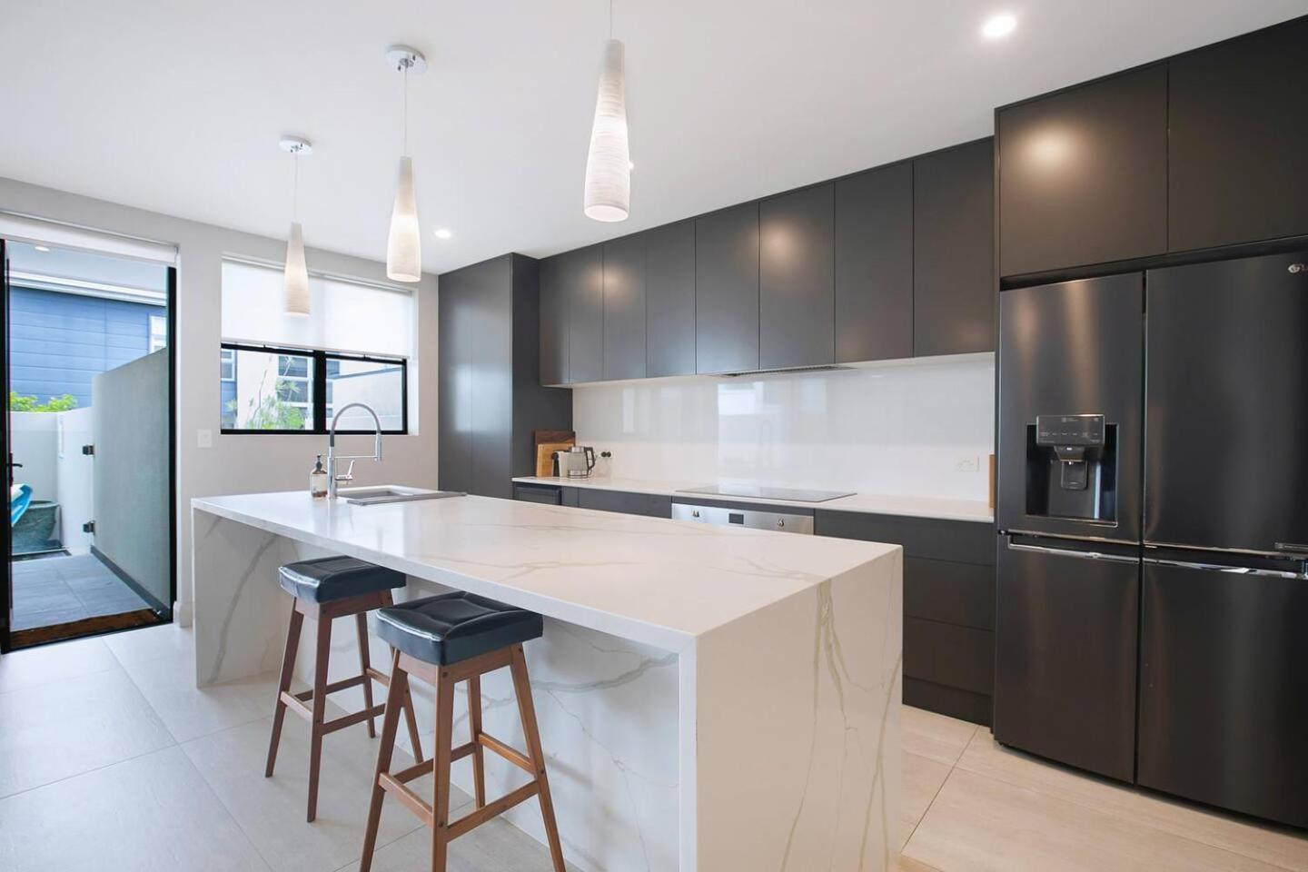 The Stuart Tri Level Luxury With Poolside Dining * Brisbane