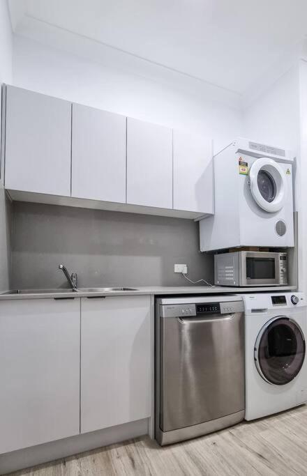 Wishart 1bed 1bath Tiny, Quiet House W Parking - W44 Apartment *