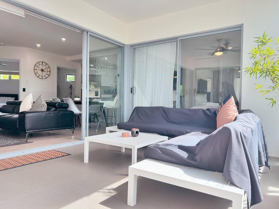 Apartment Leafy & Quiet With Big Balcony, Parking & 65