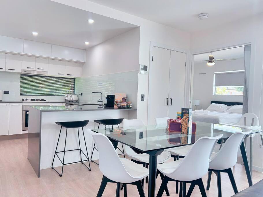 Apartment Leafy & Quiet With Big Balcony, Parking & 65