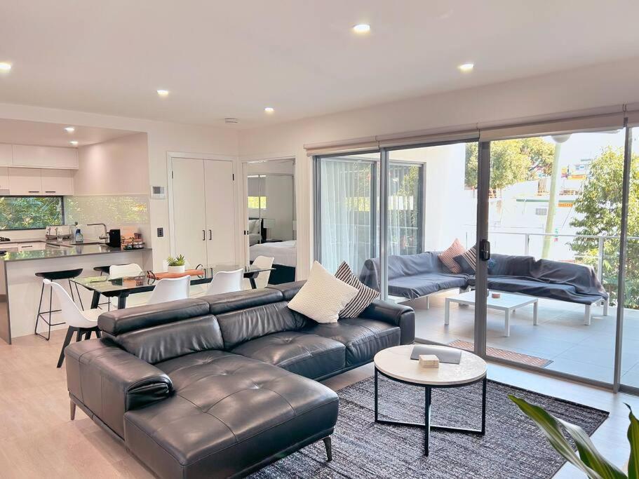 Apartment Leafy & Quiet With Big Balcony, Parking & 65