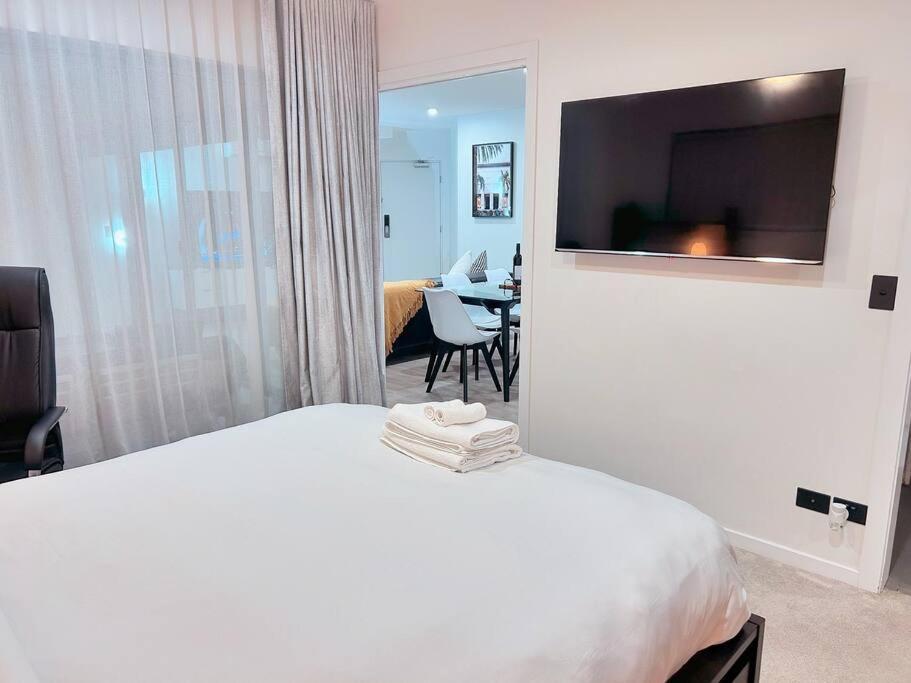 Apartment Leafy & Quiet With Big Balcony, Parking & 65