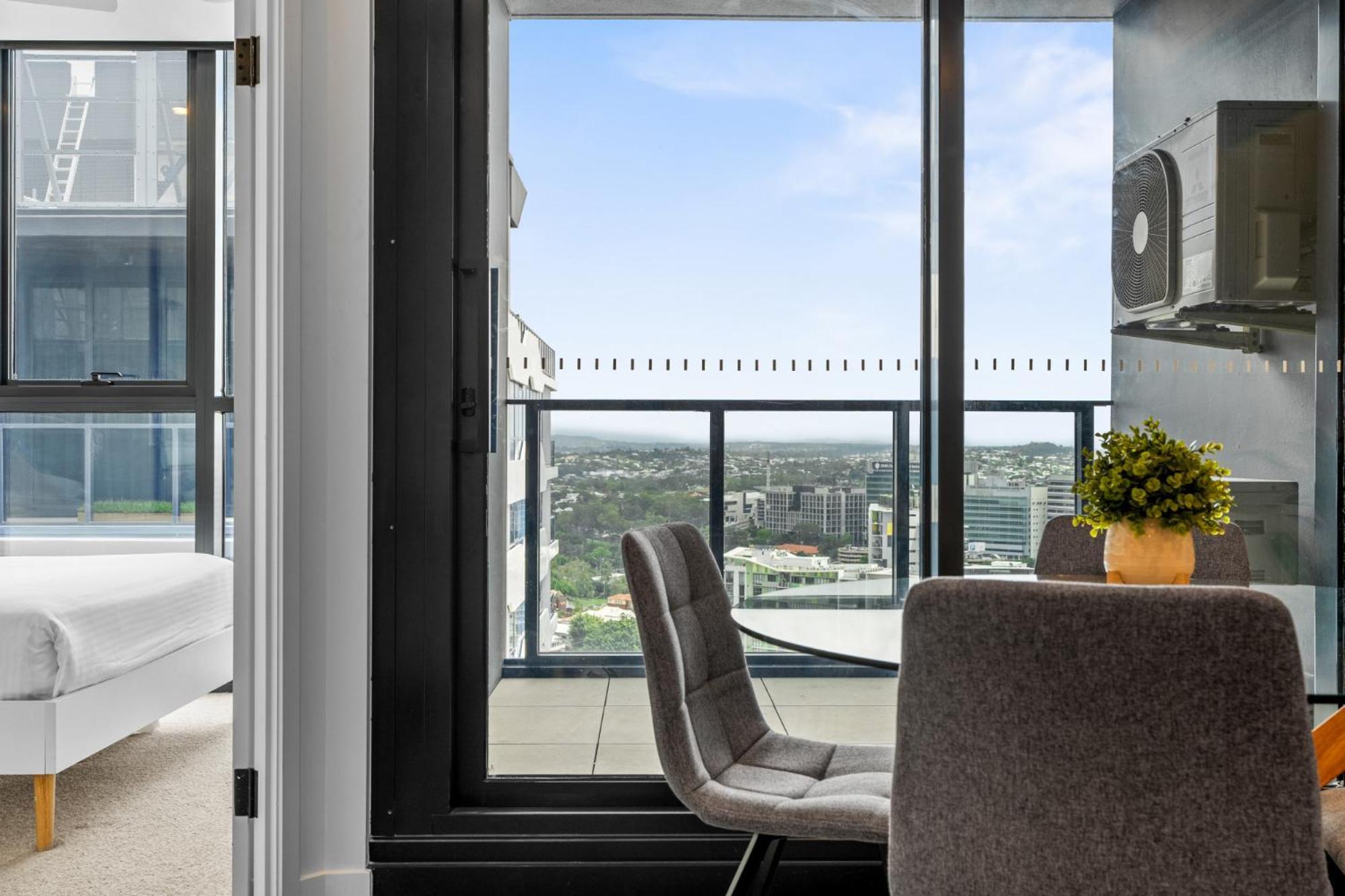 Apartment Sleek 1-bed With Rooftop Pool *