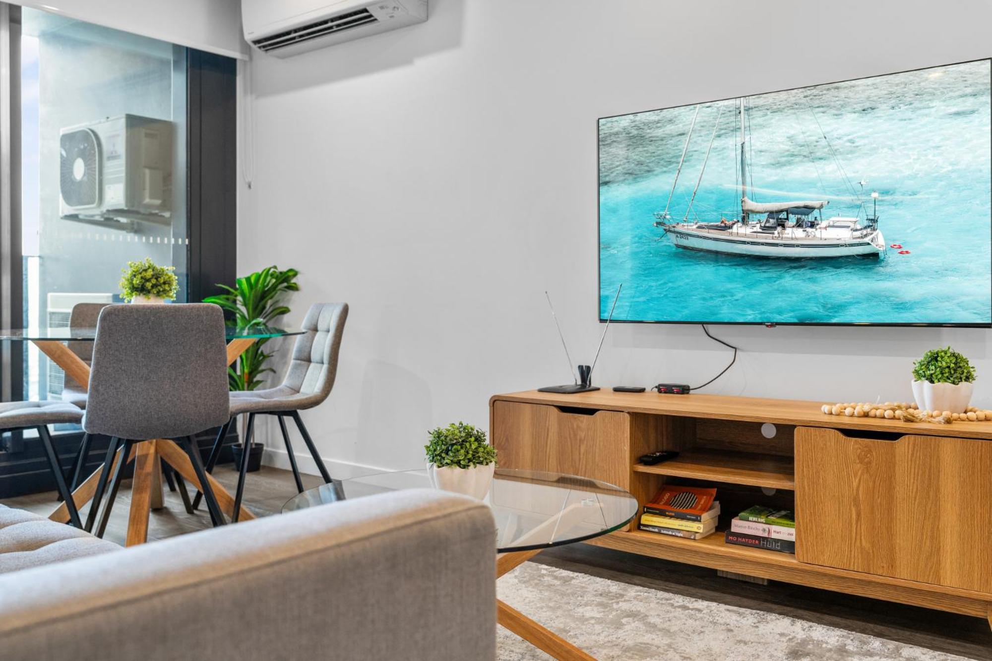 Sleek 1-bed With Rooftop Pool Apartment