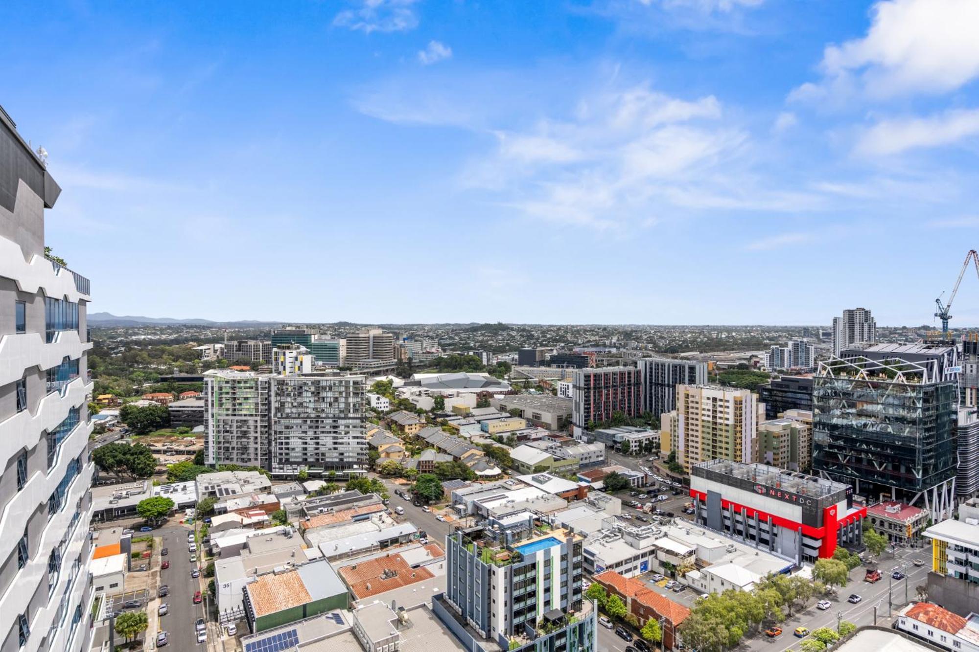 Apartment Sleek 1-bed With Rooftop Pool *