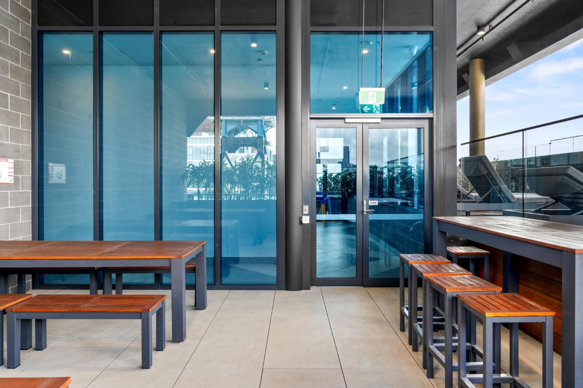 Sleek 1-bed With Rooftop Pool Apartment *