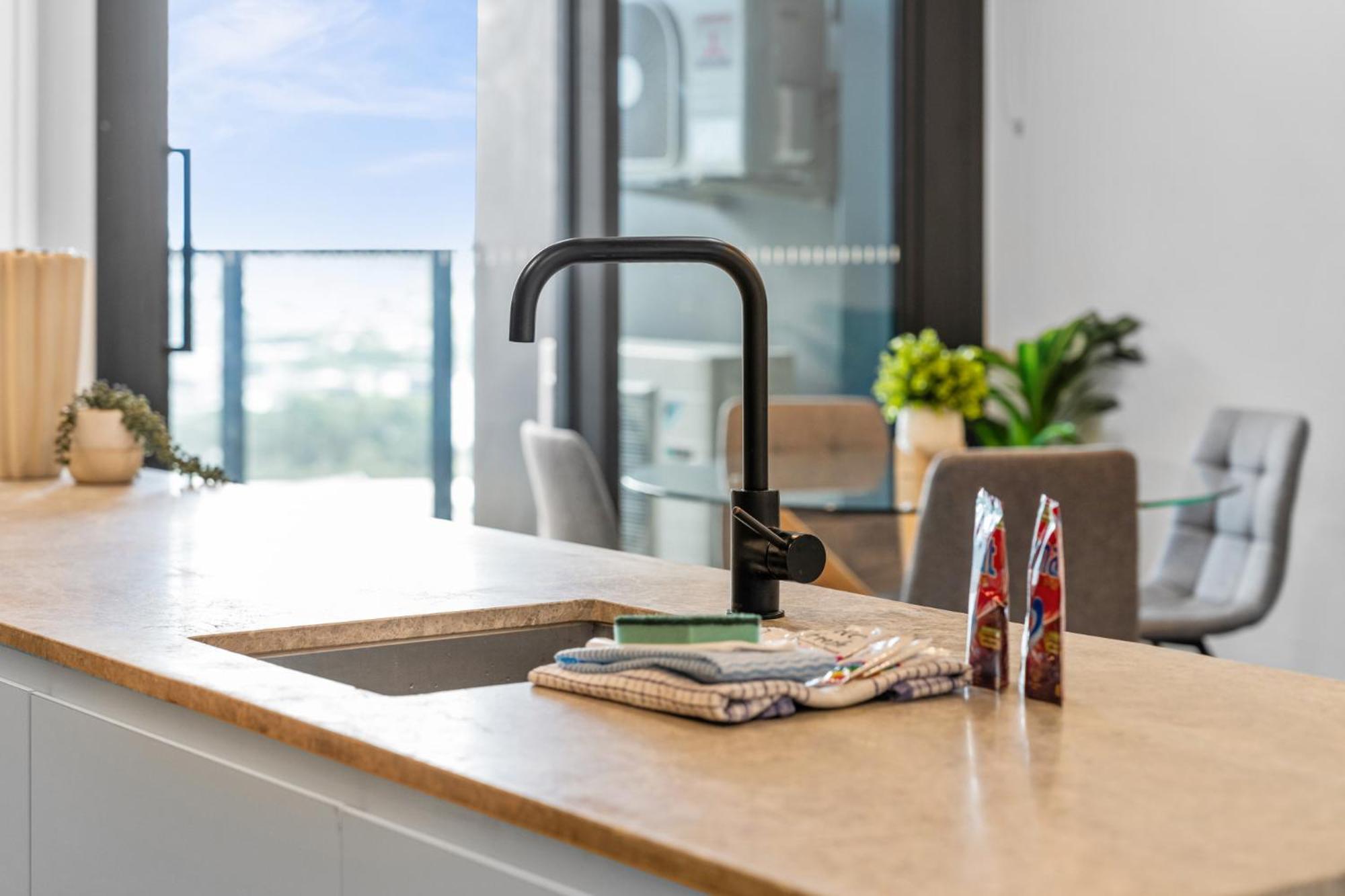 Sleek 1-bed With Rooftop Pool *