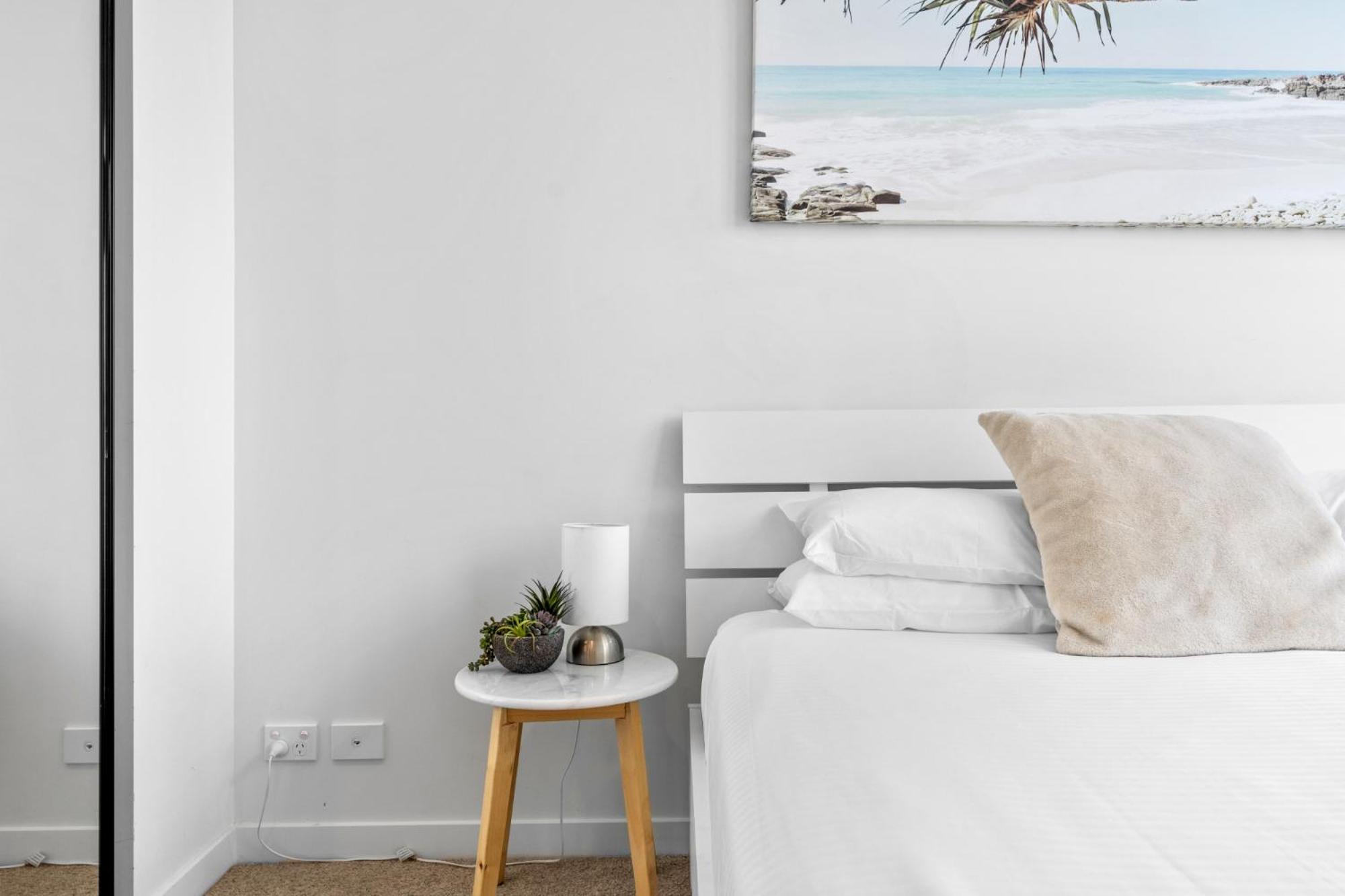 Sleek 1-bed With Rooftop Pool