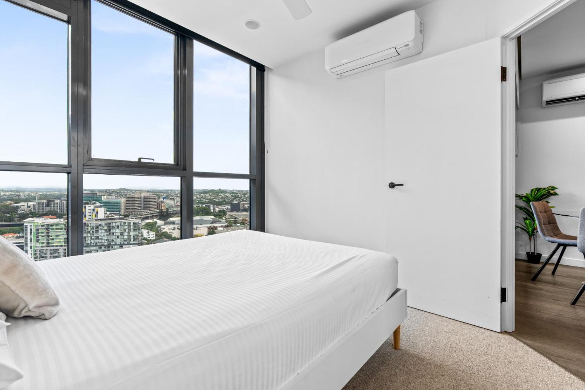 Sleek 1-bed With Rooftop Pool Apartment