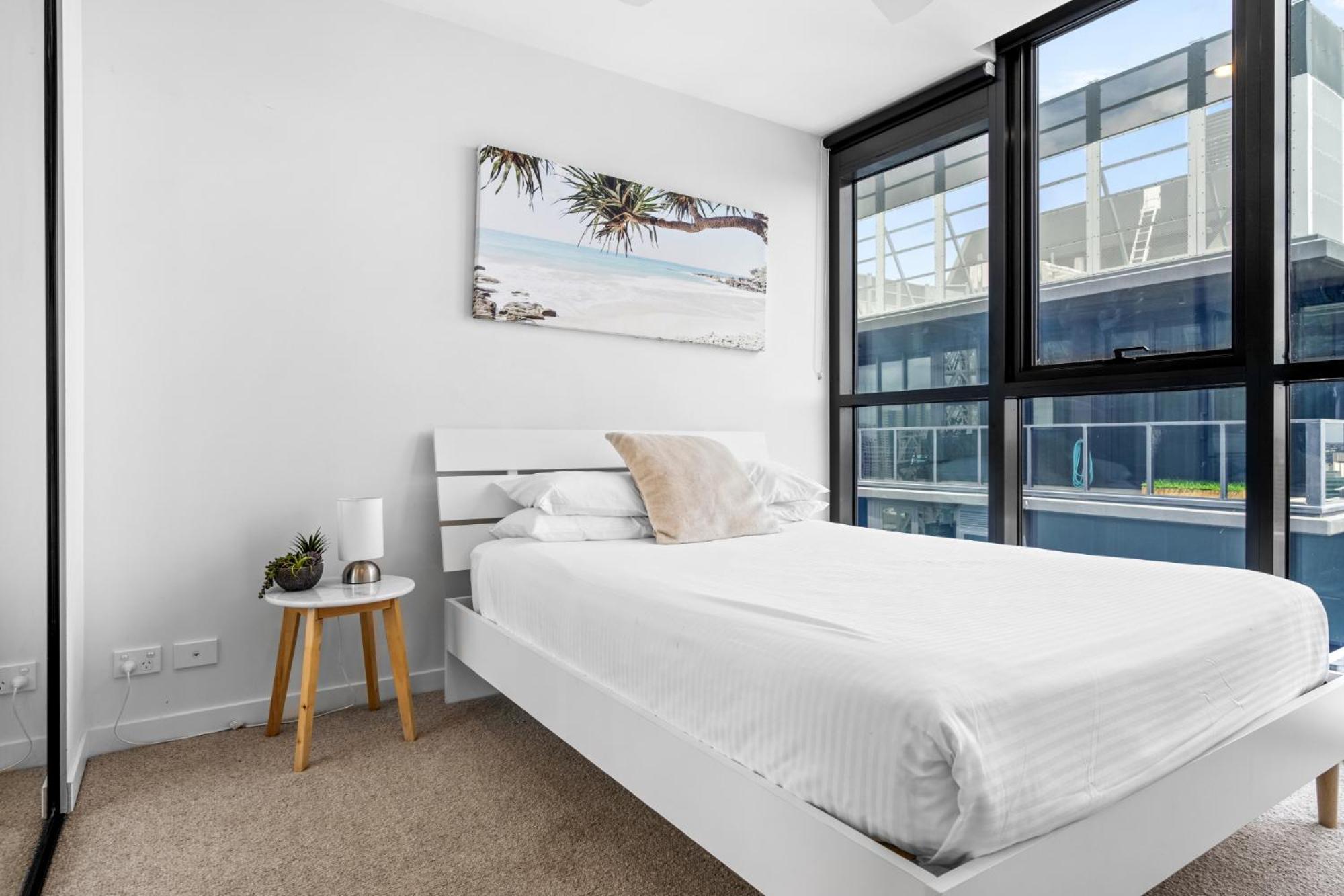Sleek 1-bed With Rooftop Pool Apartment *
