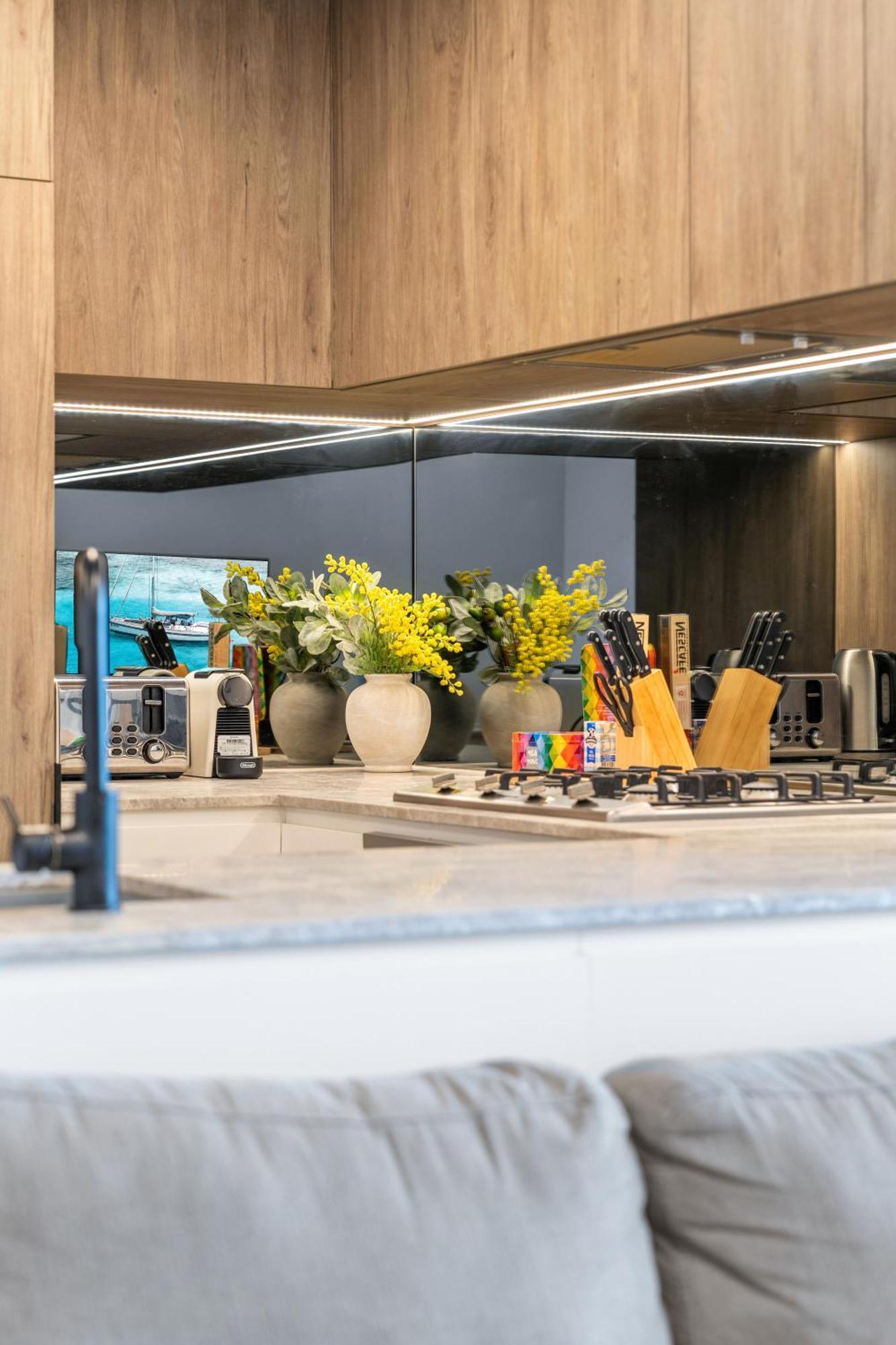 Sleek 1-bed With Rooftop Pool Brisbane