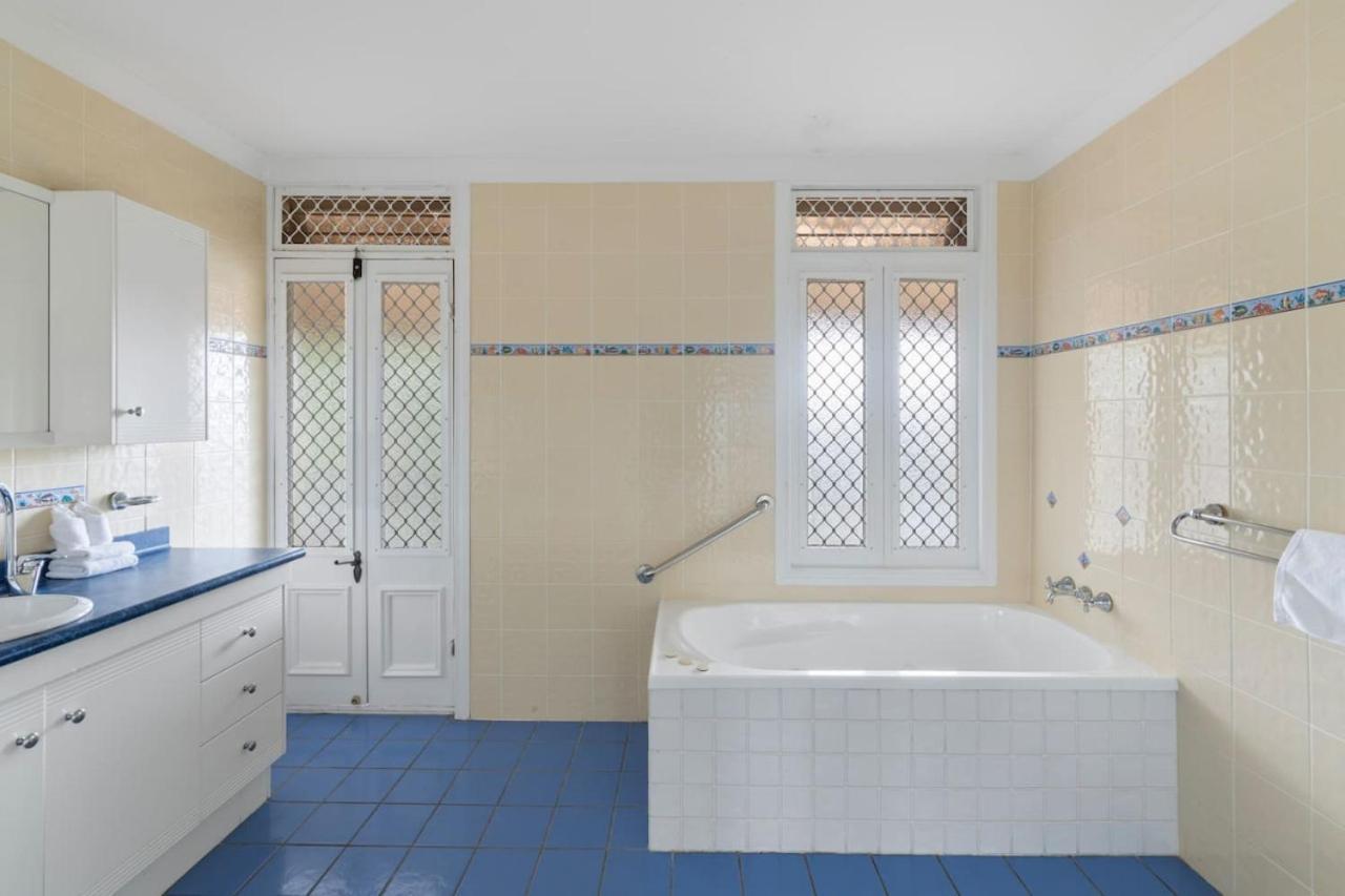 Holiday home Spacious Affordable 7b3b 2 Living Pool Yard And Mall Brisbane
