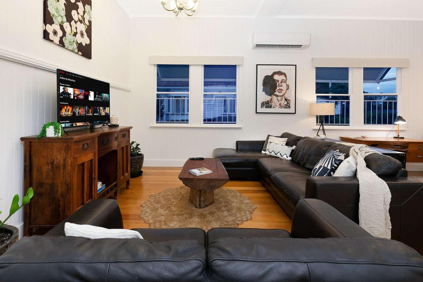 Holiday home The Indooroopilly Queenslander - 4 Bedroom Family - Private Pool - Wifi - Netflix