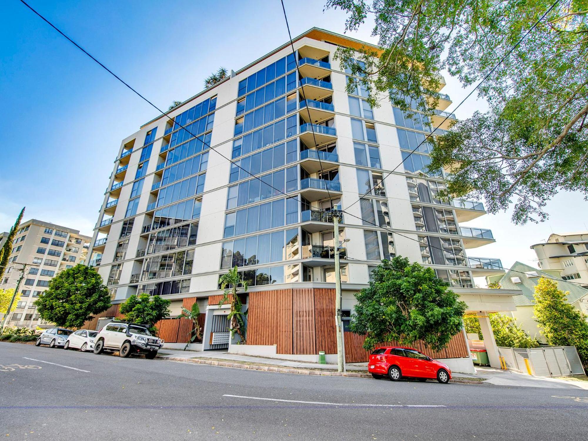 Lovely 2 Bedroom Executive Apartment *