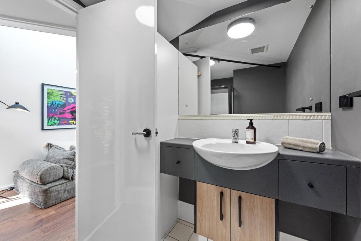 Luxury Water Views - 2bed-2bath-1car-pool Apartment *