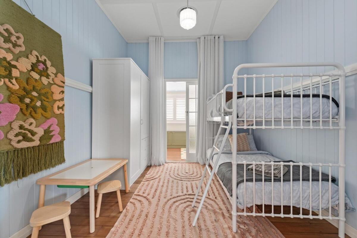 A Colourful Life 4bed-2bath-1car - Queenslander Brisbane