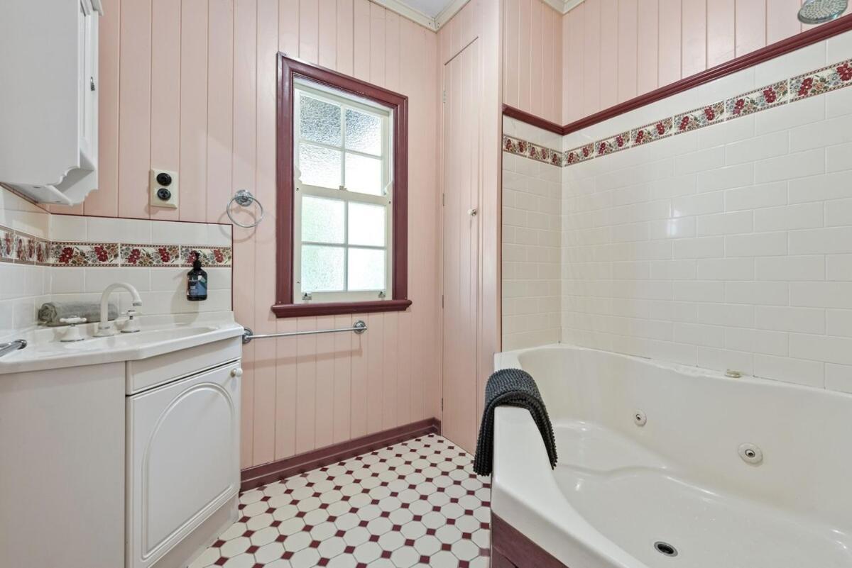 A Colourful Life 4bed-2bath-1car - Queenslander