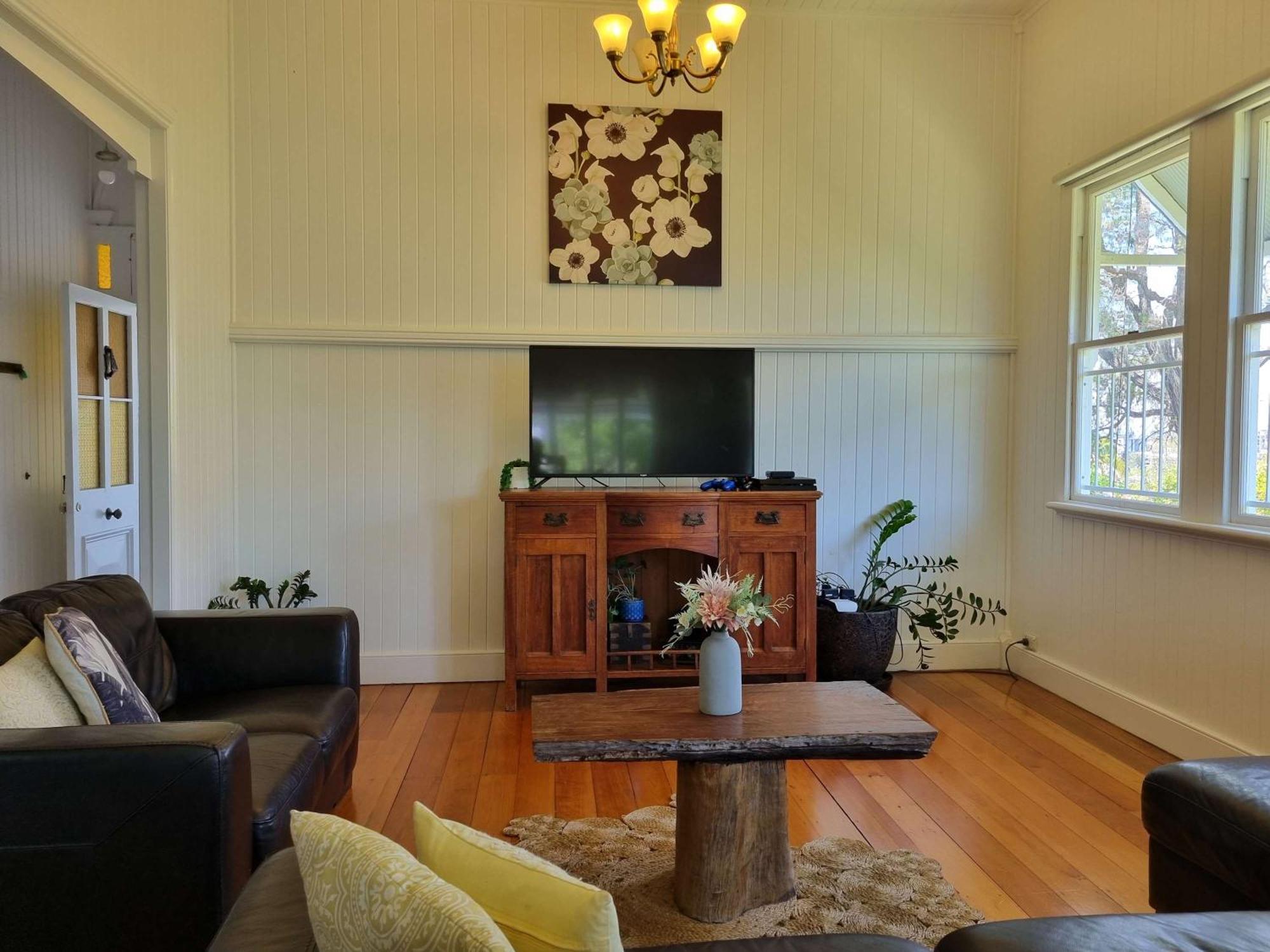 Holiday home The Indooroopilly Queenslander - 4 Bedroom Family - Private Pool - Wifi - Netflix