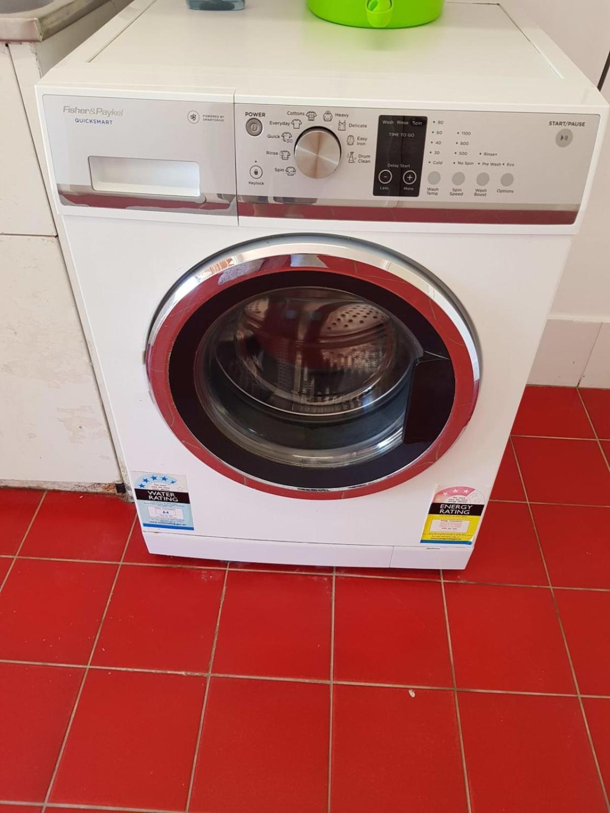 The Indooroopilly Queenslander - 4 Bedroom Family - Private Pool - Wifi - Netflix *