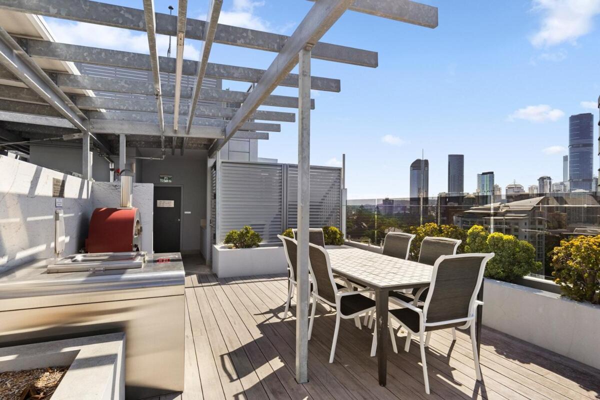 Apartment Lux Style Spacious 1 Bed Apt, Pool , Parking
