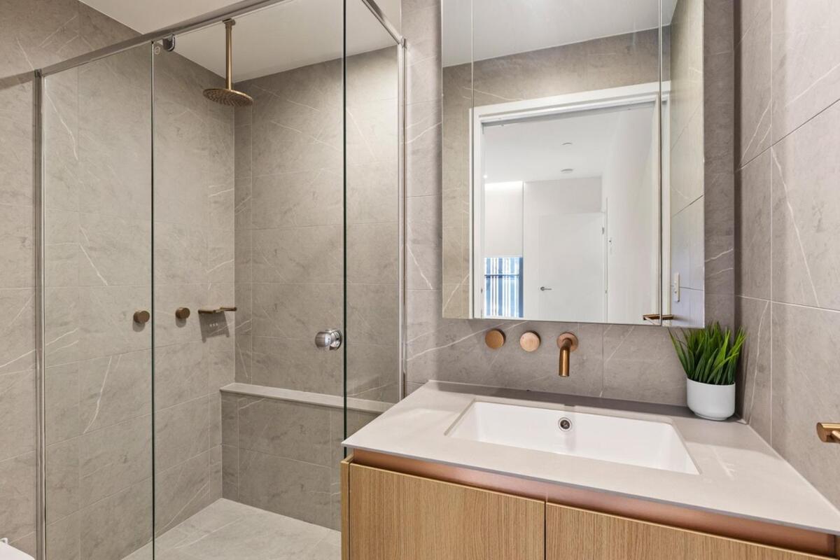 Lux Style Spacious 1 Bed Apt, Pool , Parking *