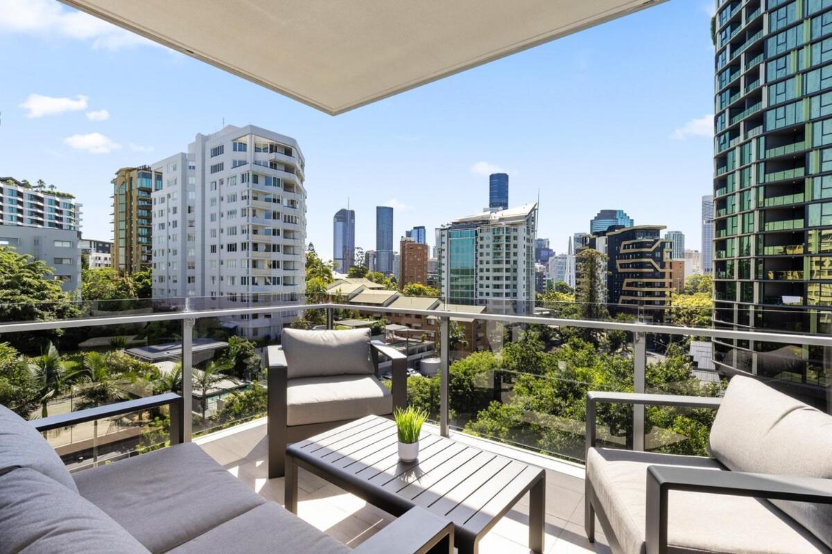 Apartment Lux Style Spacious 1 Bed Apt, Pool , Parking