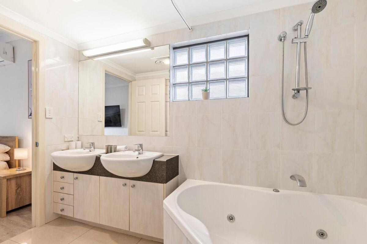 Boutique 2bed 2bath Parking * Brisbane