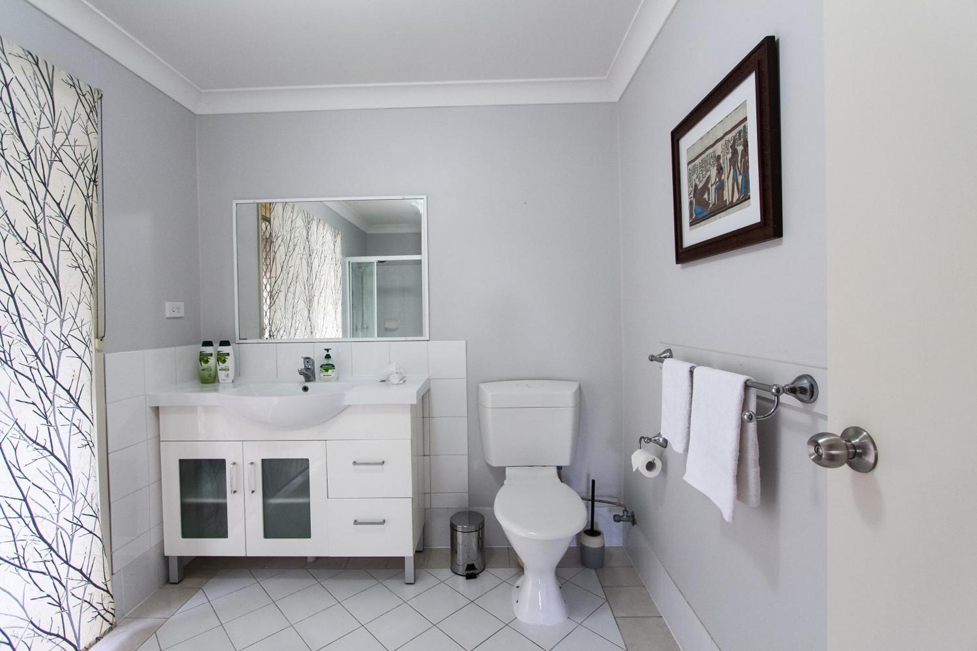 Leafy Retreat Townhouse Near Airport &