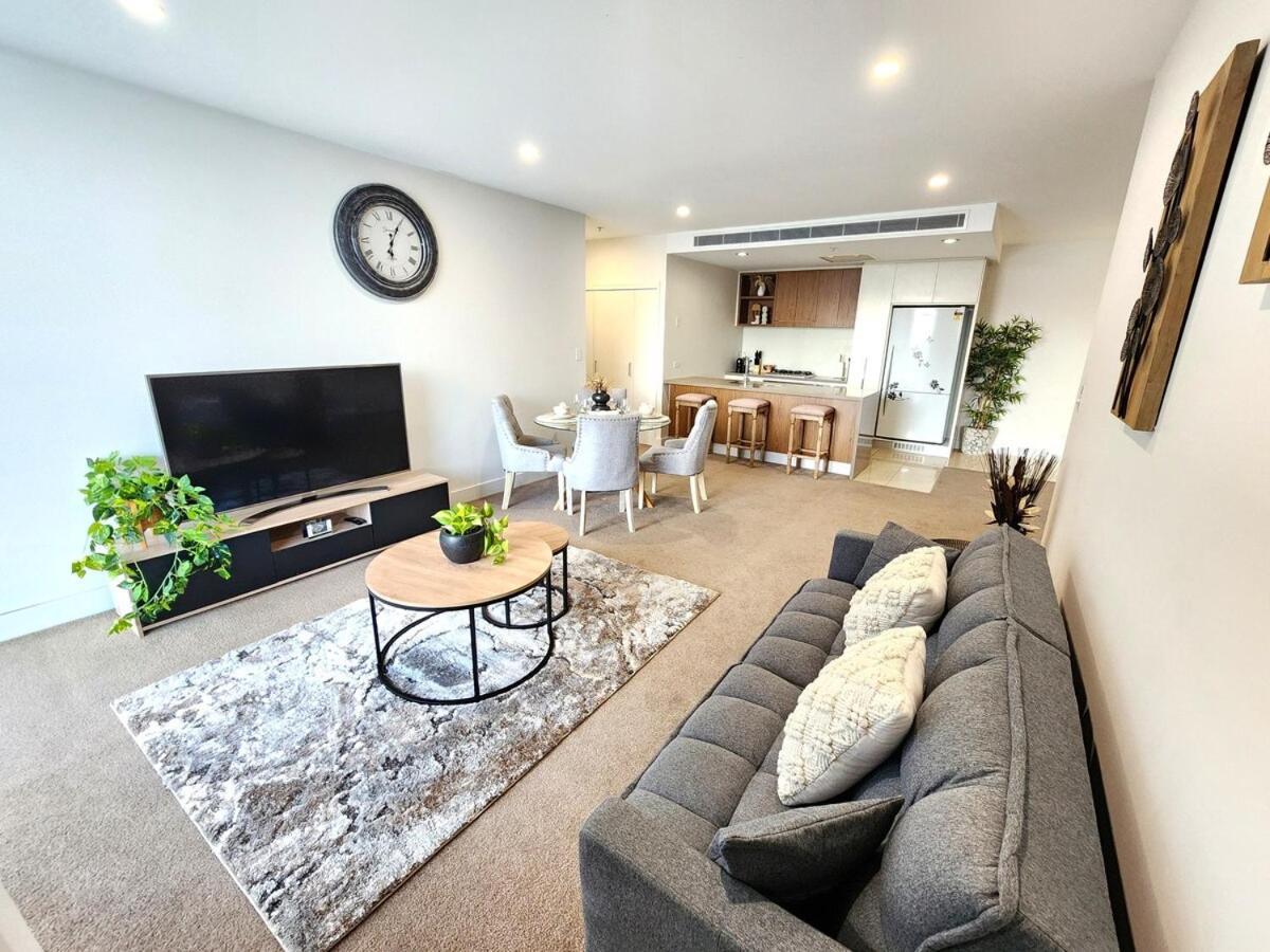 Apartment Spacious River View Escape With Free Secure Park - 2br, 2ba And Sofa Bed
