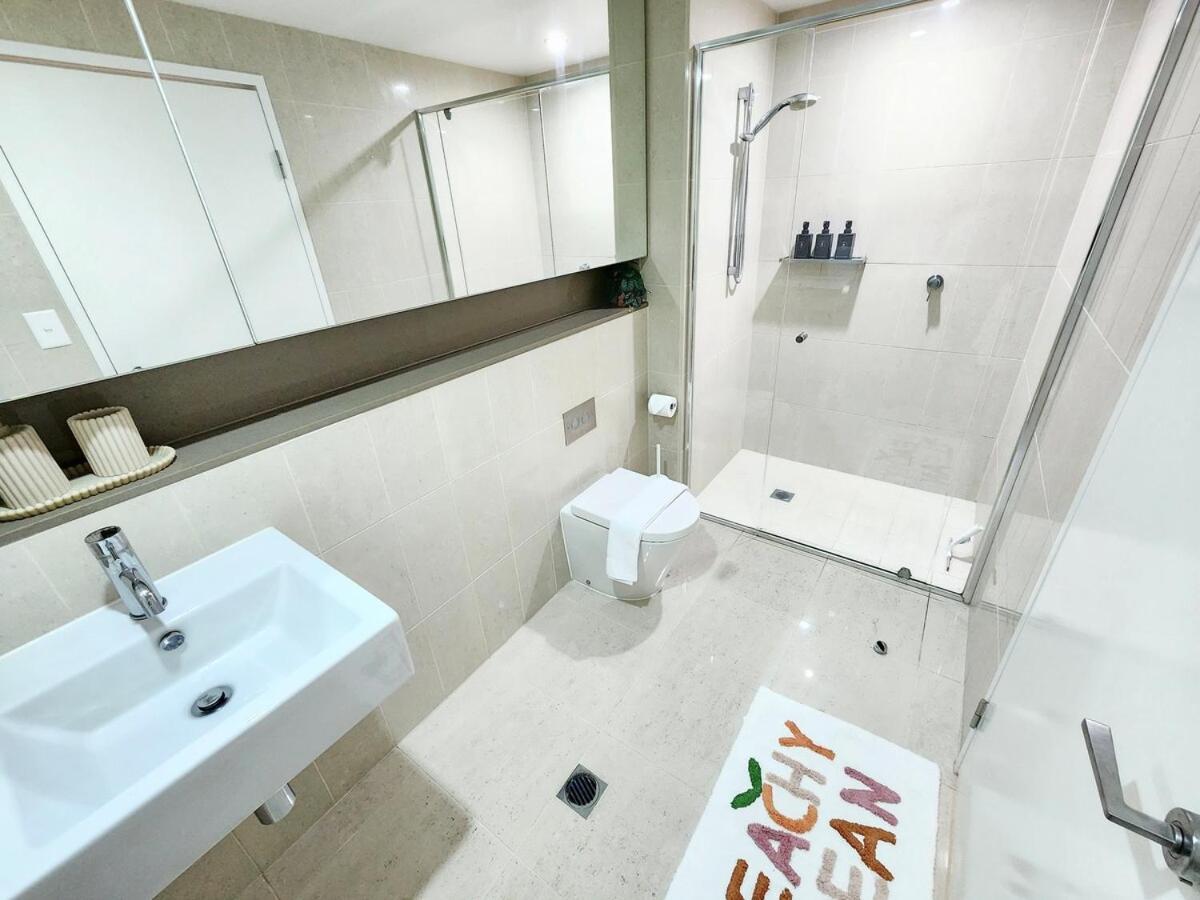 Apartment Spacious River View Escape With Free Secure Park - 2br, 2ba And Sofa Bed
