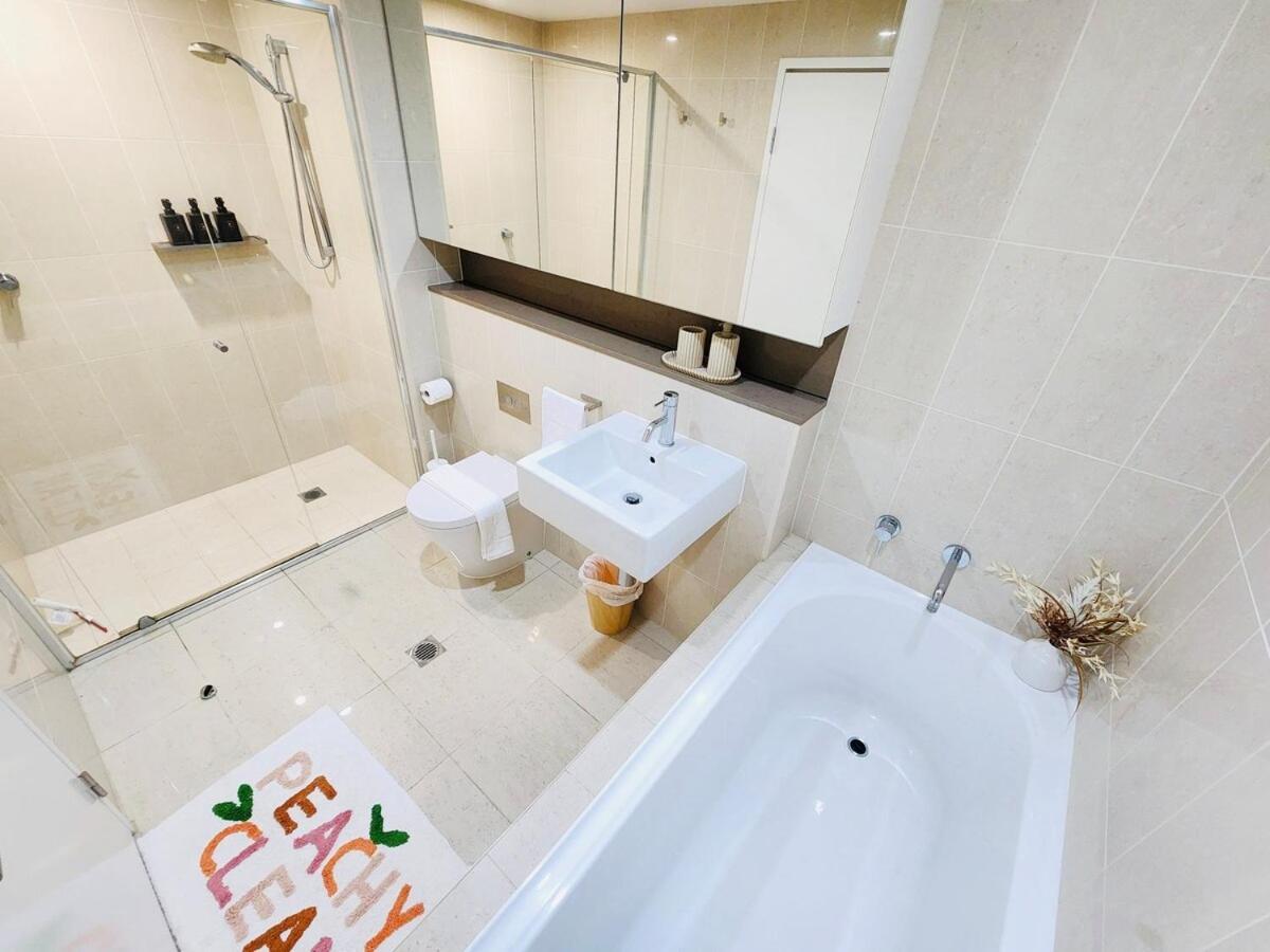 Spacious River View Escape With Free Secure Park - 2br, 2ba And Sofa Bed Apartment *