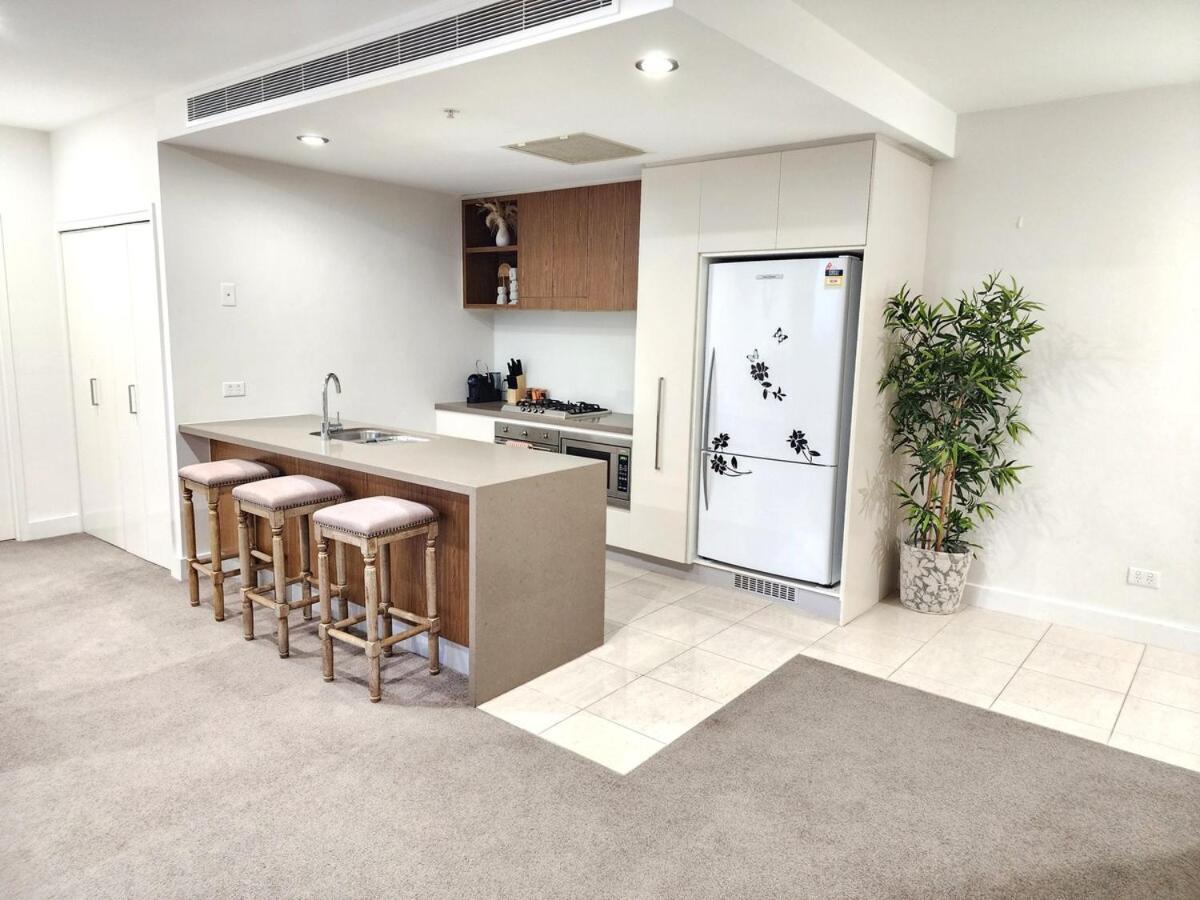 Spacious River View Escape With Free Secure Park - 2br, 2ba And Sofa Bed Apartment Brisbane