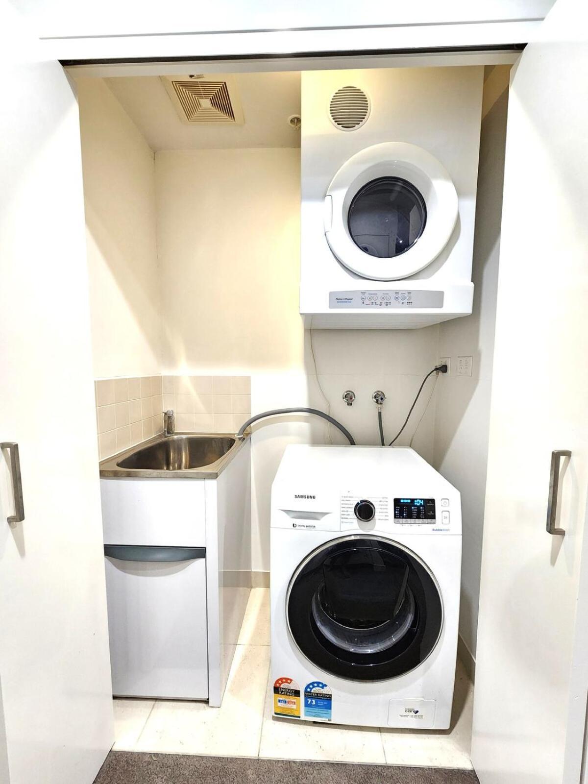 Spacious River View Escape With Free Secure Park - 2br, 2ba And Sofa Bed *