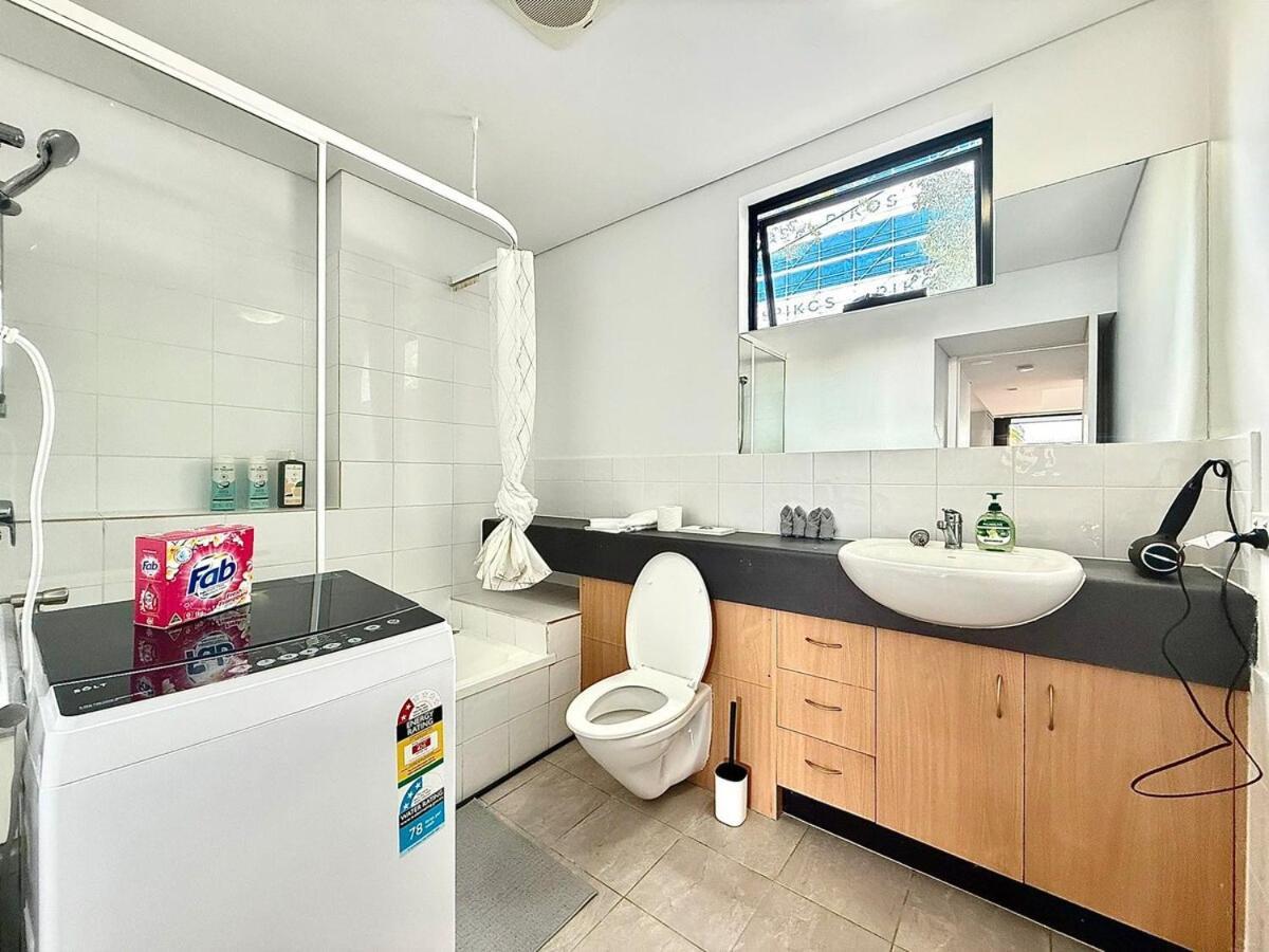 Kangaroo Point - Being Everywhere At Once! Spacious 3 Bedroom Apartment, Location! Free Carpark Brisbane