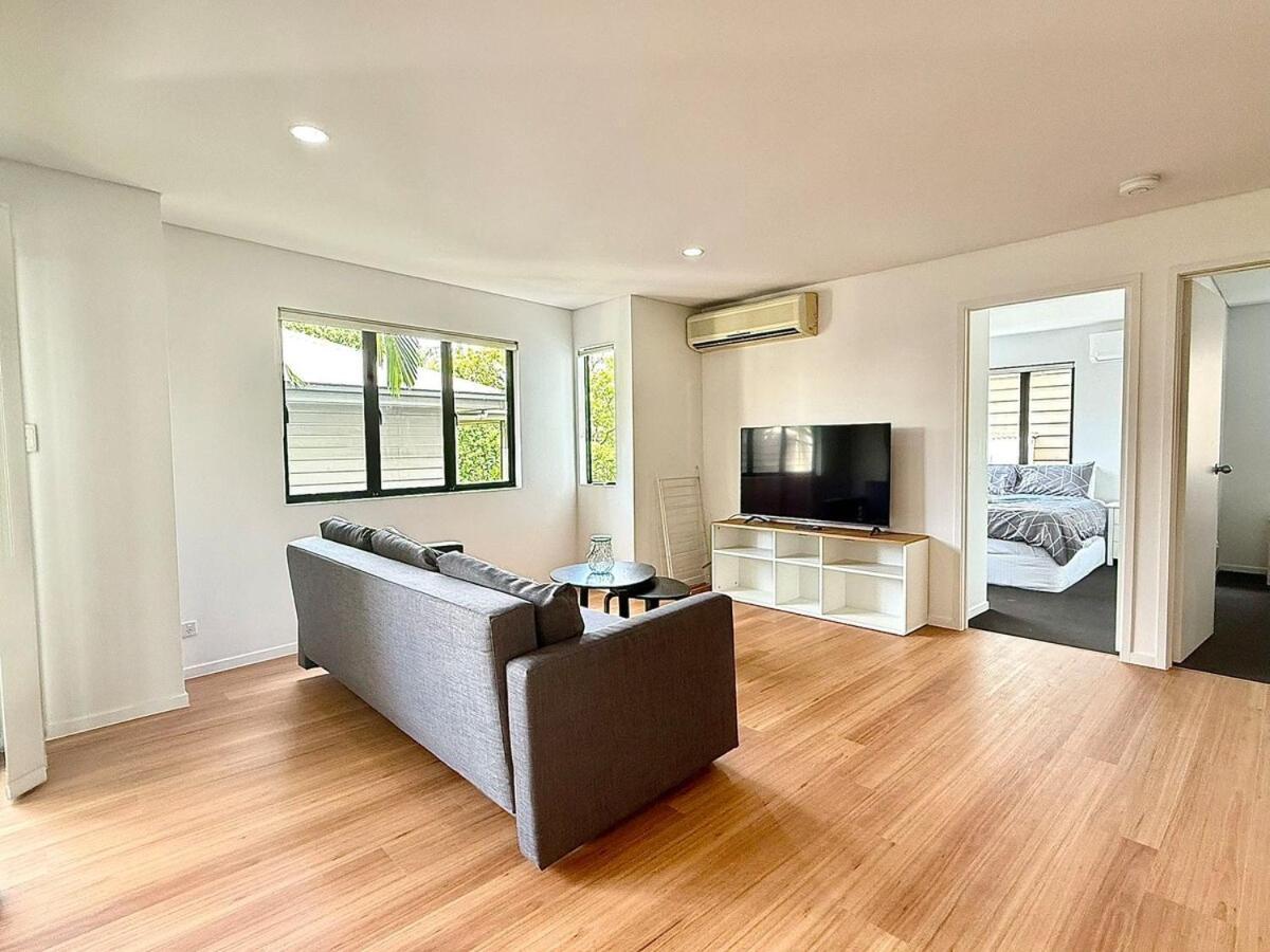 Kangaroo Point - Being Everywhere At Once! Spacious 3 Bedroom Apartment, Location! Free Carpark * Brisbane