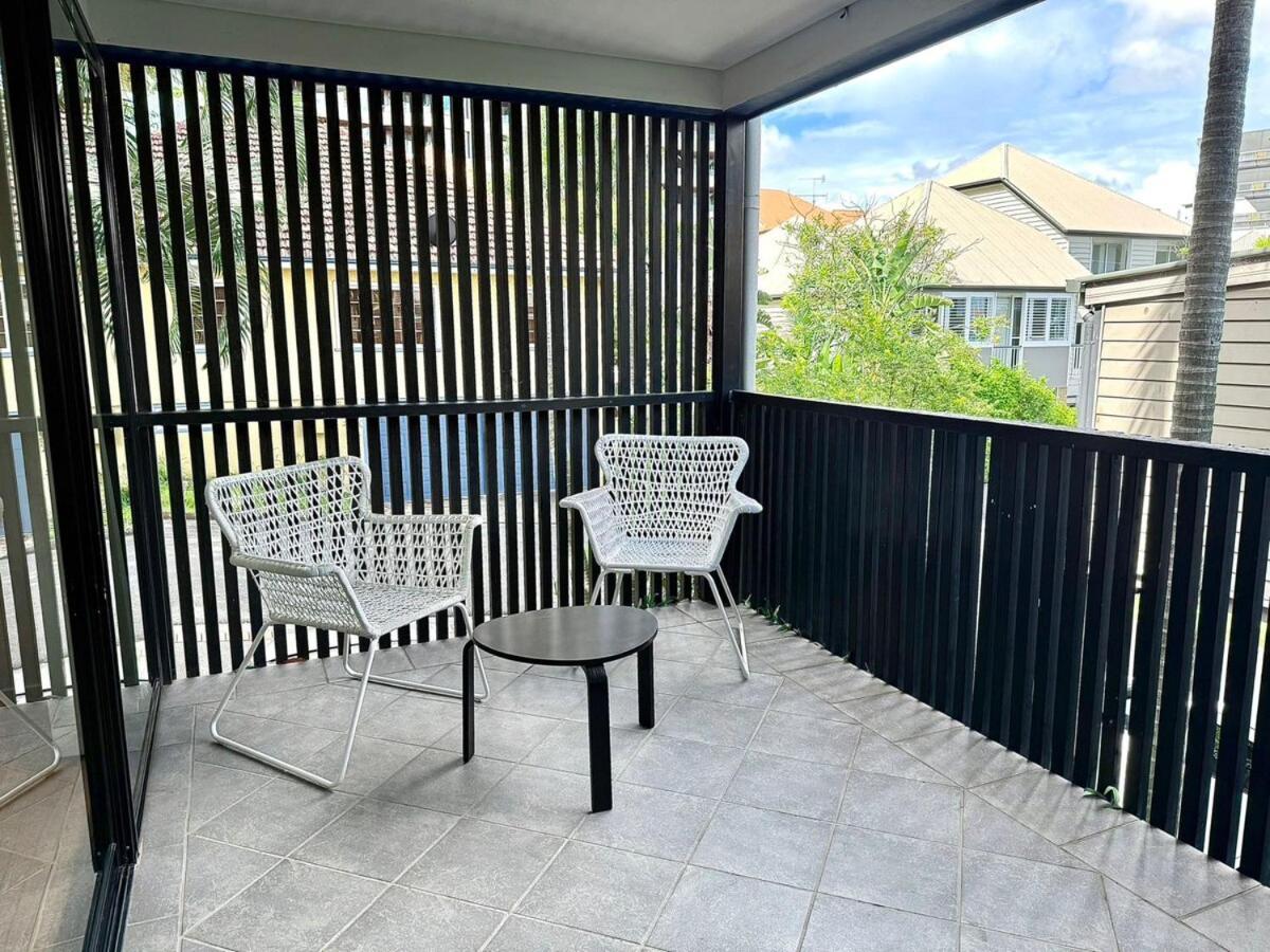 Kangaroo Point - Being Everywhere At Once! Spacious 3 Bedroom Apartment, Location! Free Carpark