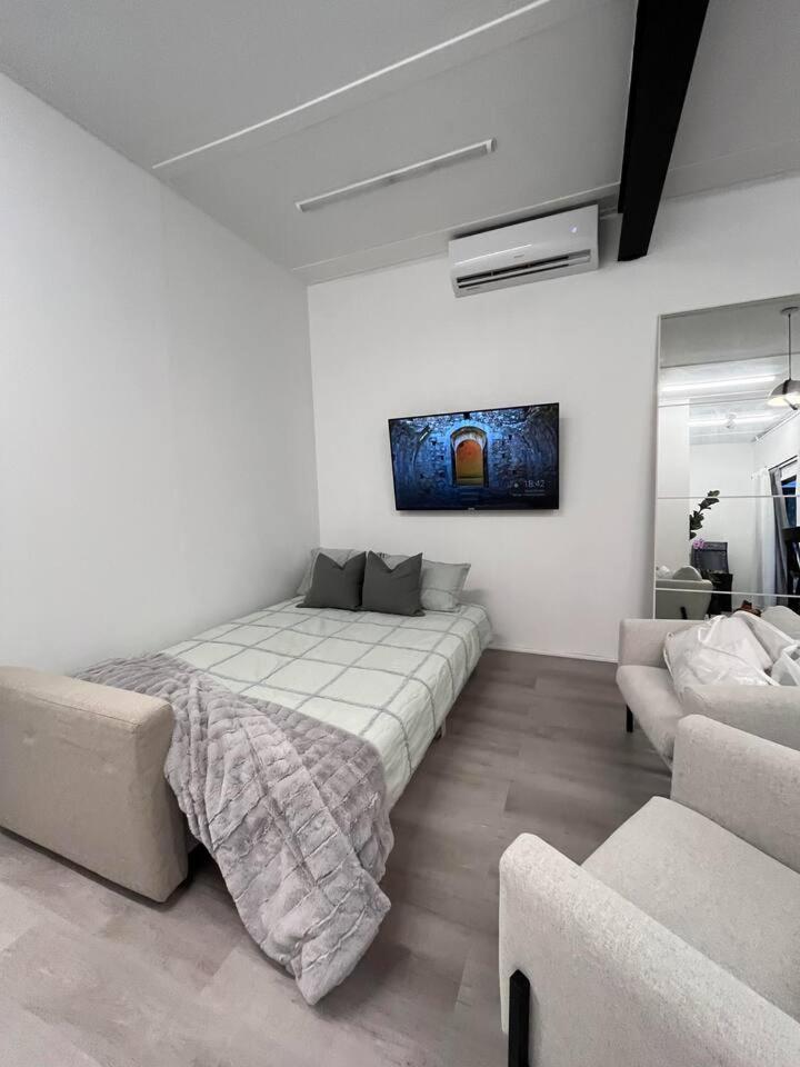 Holiday home West Hub. Private Infrared Sauna Near & Much More! New Purpose Built Loft Style!