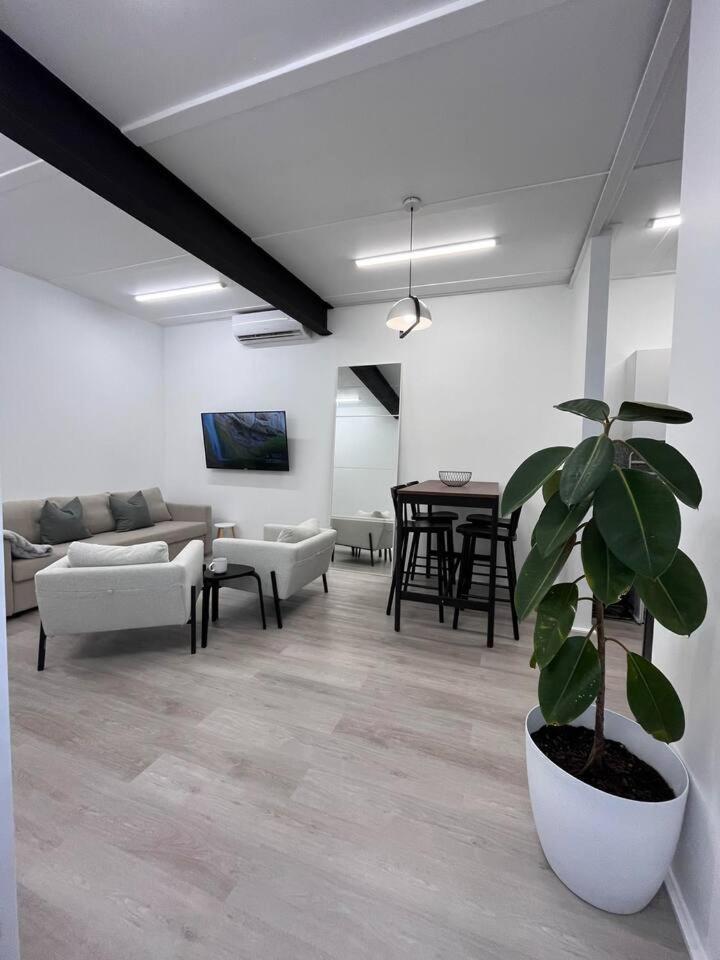 West Hub. Private Infrared Sauna Near & Much More! New Purpose Built Loft Style! Holiday home *