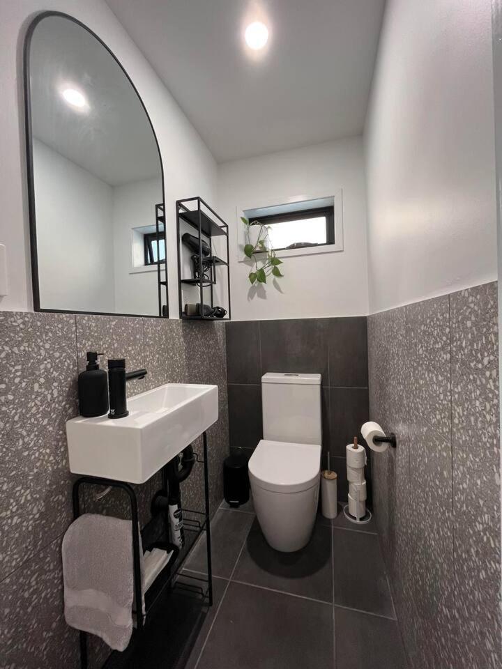 West Hub. Private Infrared Sauna Near & Much More! New Purpose Built Loft Style! Holiday home *