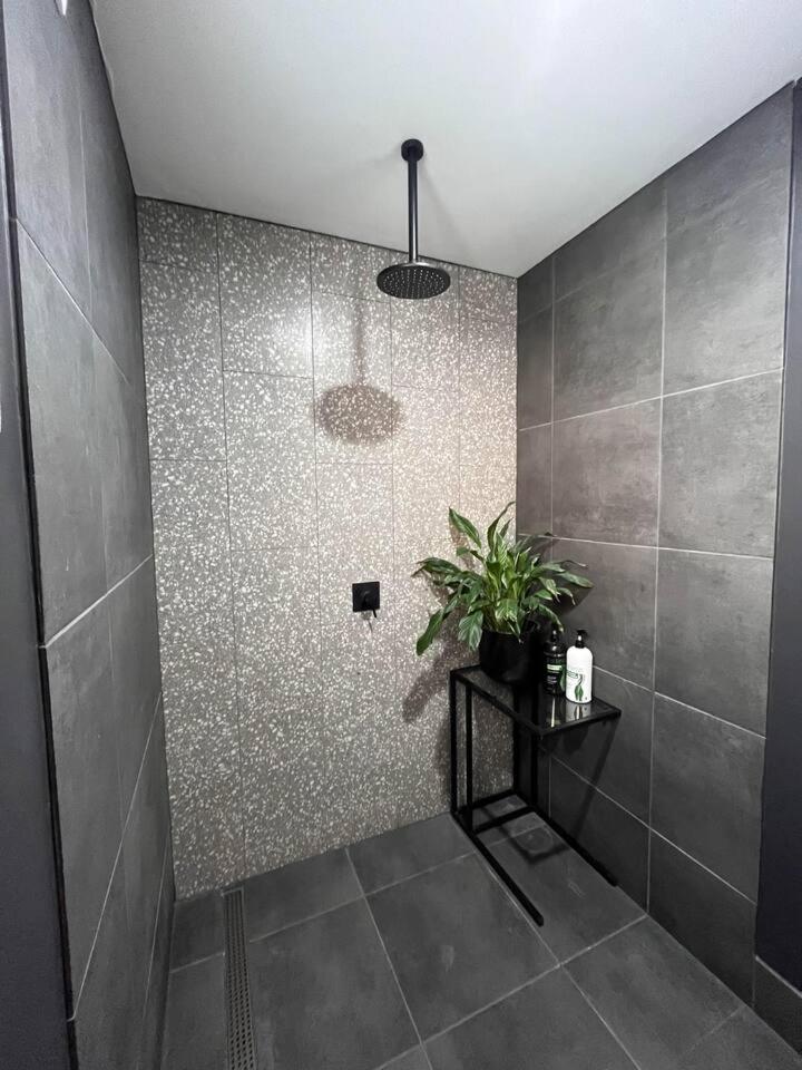 West Hub. Private Infrared Sauna Near & Much More! New Purpose Built Loft Style! * Brisbane